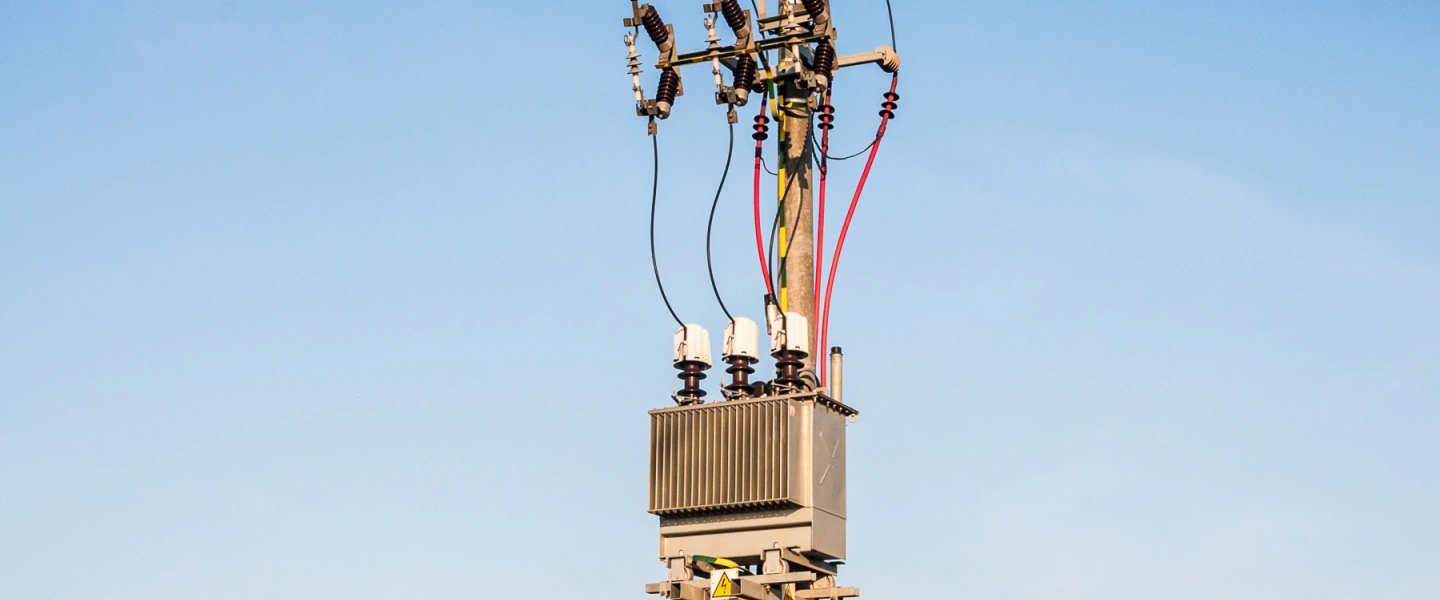 Słup niskiego napięcia