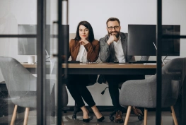 Dwóch partnerow biznesowych pracujacych razem w biurze